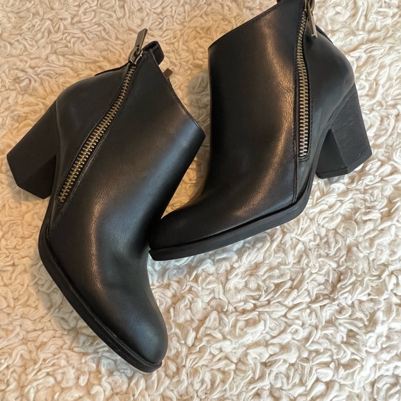Super cute ankle booties brand new never worn! 💗 - Picture 5 of 10